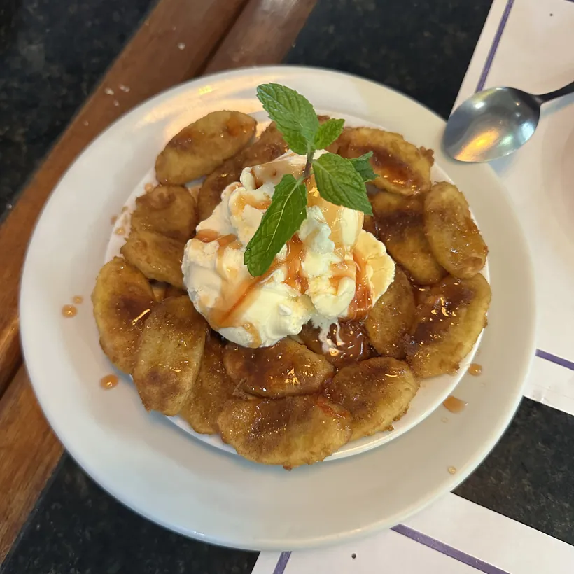 Delícia da Casa: fried banana with ice cream and syrup