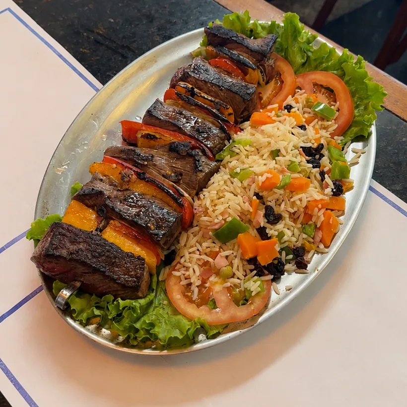 Beef tenderloin brochette with rice